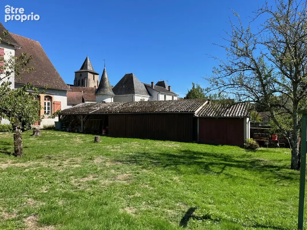 Coussac Bonneval, immeuble de 5 appartements, dépendances et terrain - photo 4