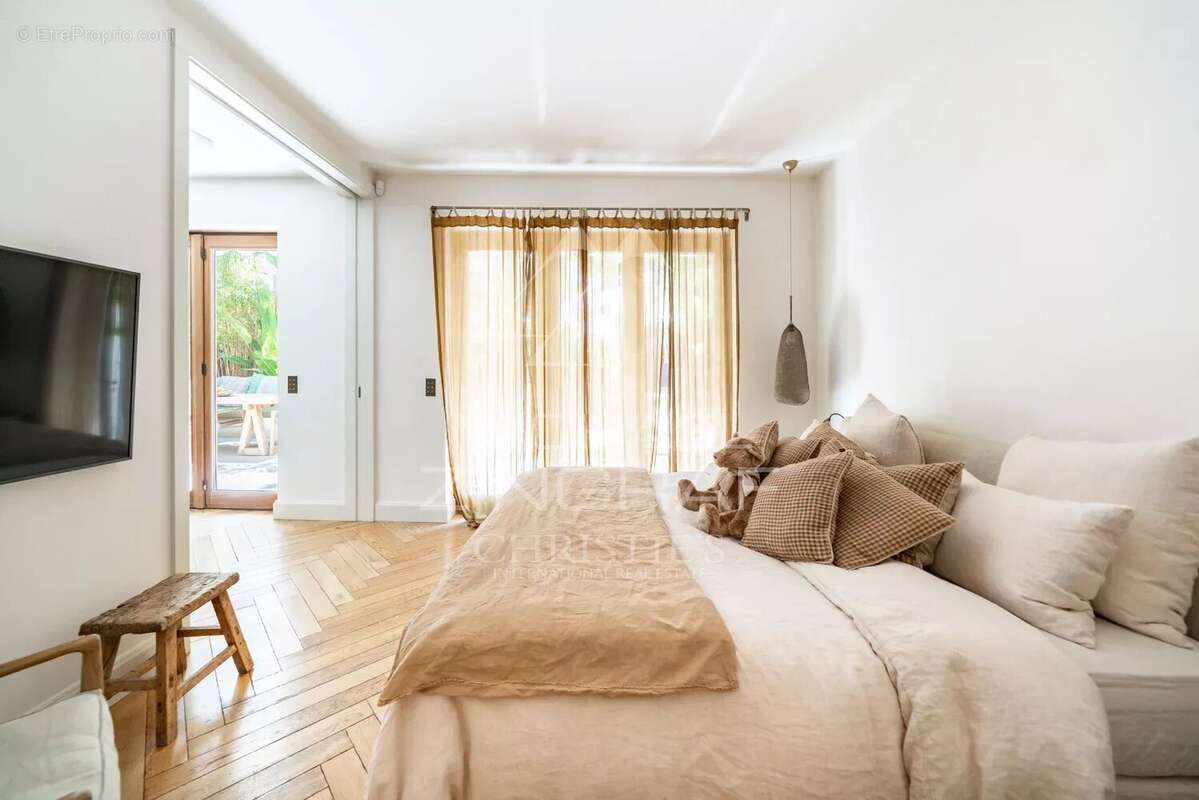 Cannes – Proche Croisette – Élégant rez-de-jardin avec piscine privative - photo 11