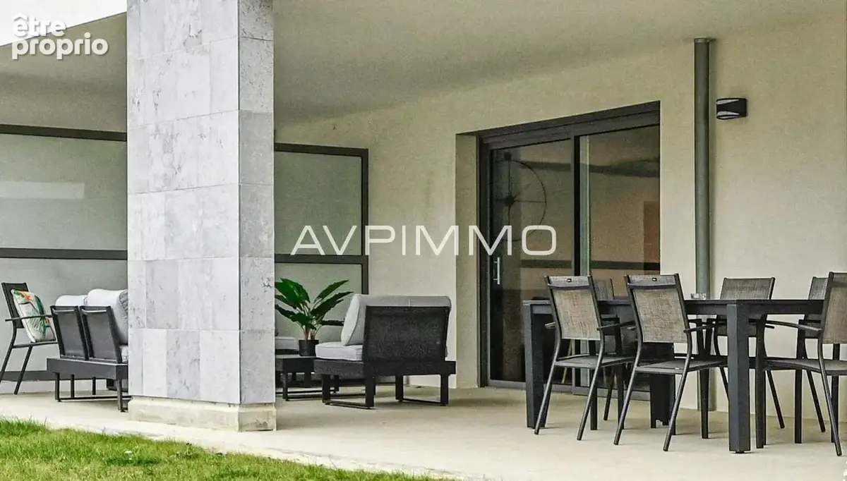Photo Appartement à Saint-Cyr-Sur-Mer au prix de 830 000€
