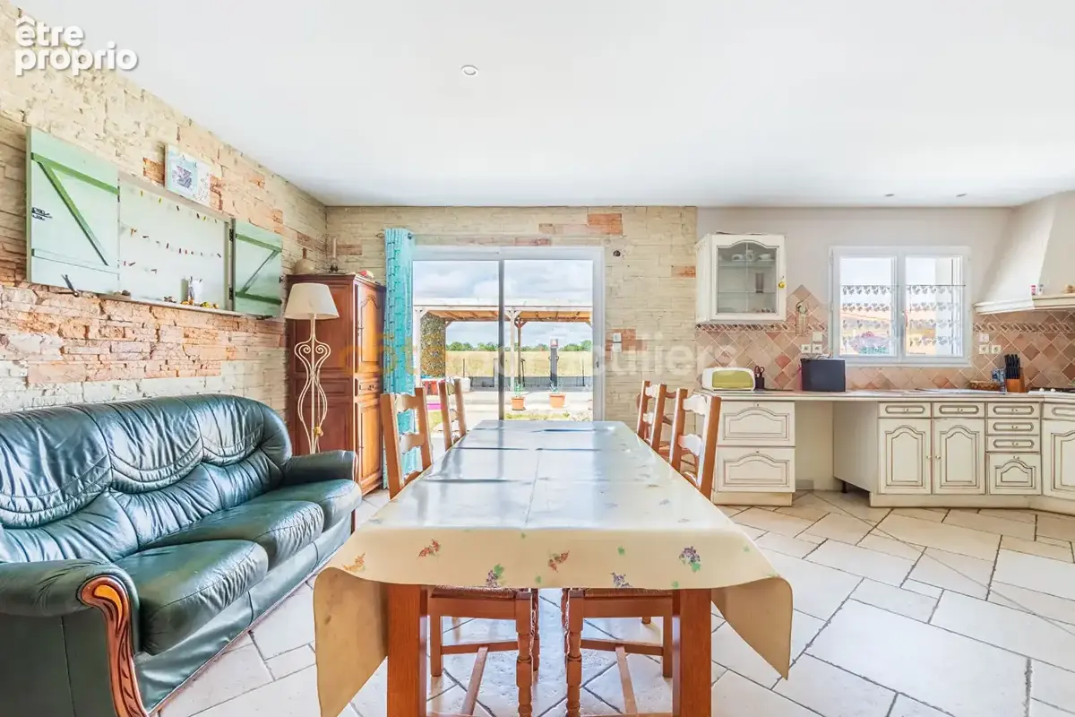 Venansault -- centre bourg -- maison -- 3 chambres -- 1 bureau -- 103 m2 -- jardin -- garage -- dependances - photo 2