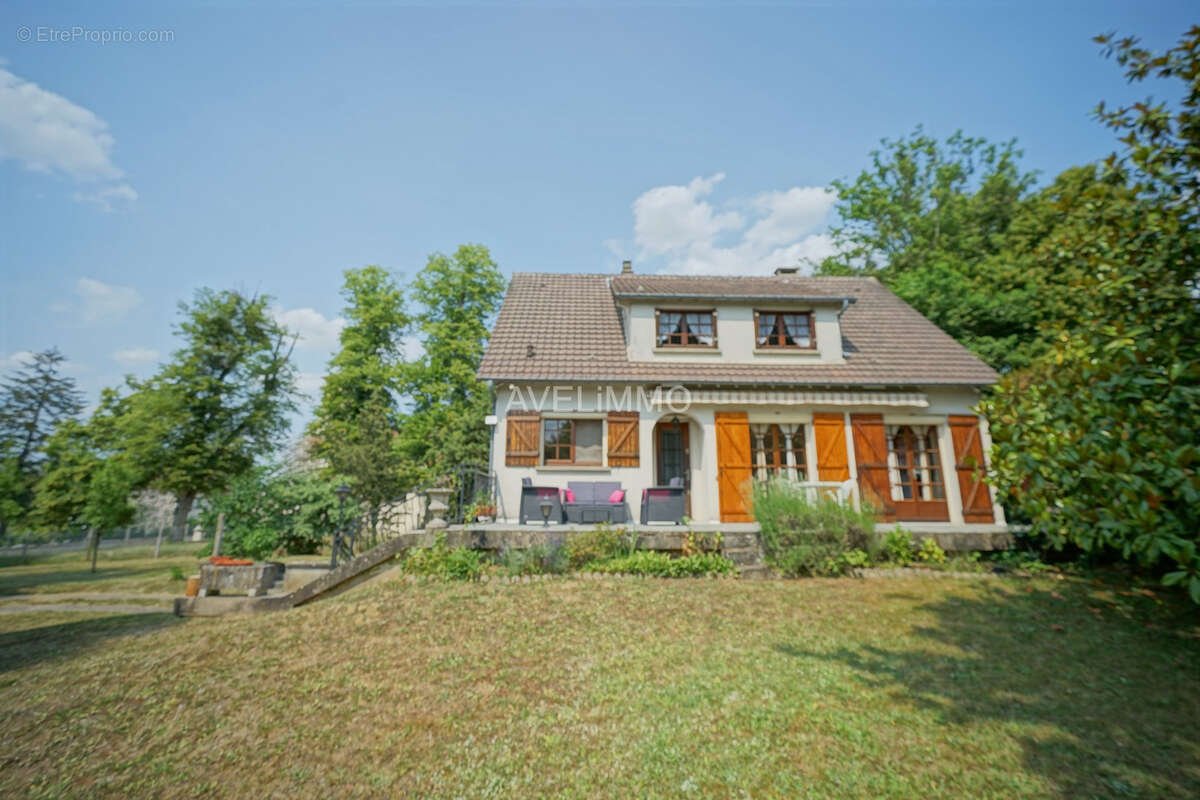 Maison à LA QUEUE-LES-YVELINES