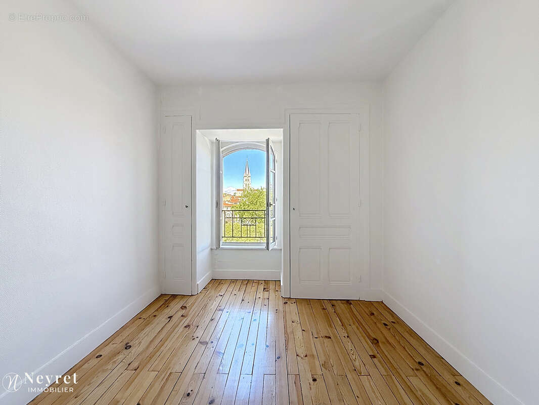 Appartement à SAINT-GENIS-LAVAL