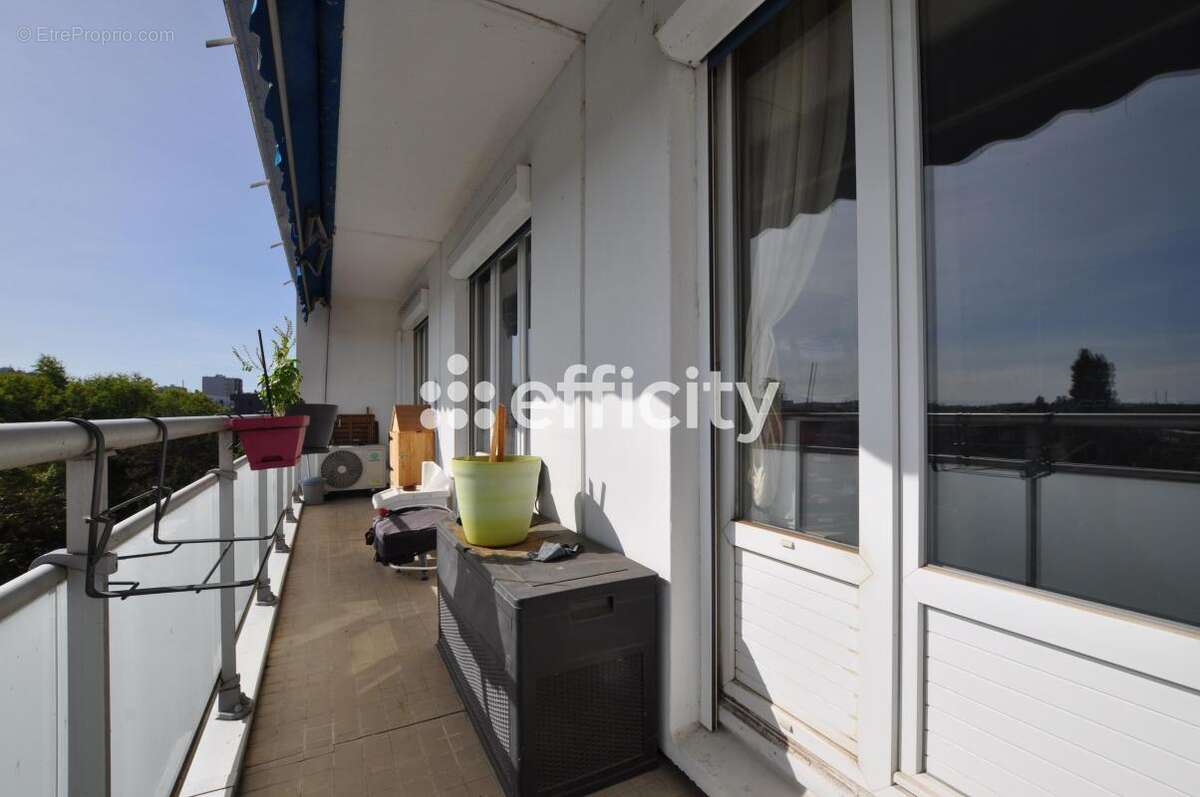 Appartement à DECINES-CHARPIEU