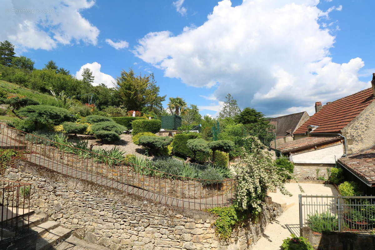 Maison de village ancienne avec jardin et piscine et vue ! - photo 2
