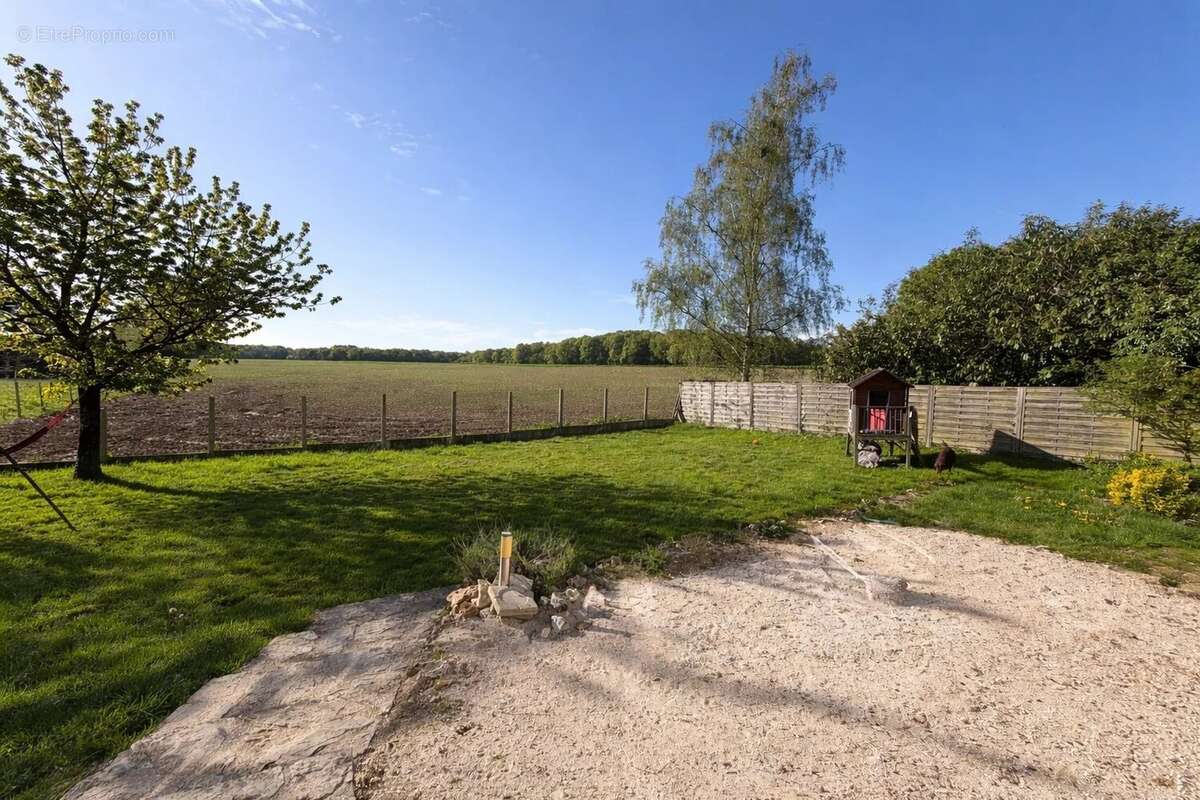 Maison à VILLENEUVE-LE-COMTE