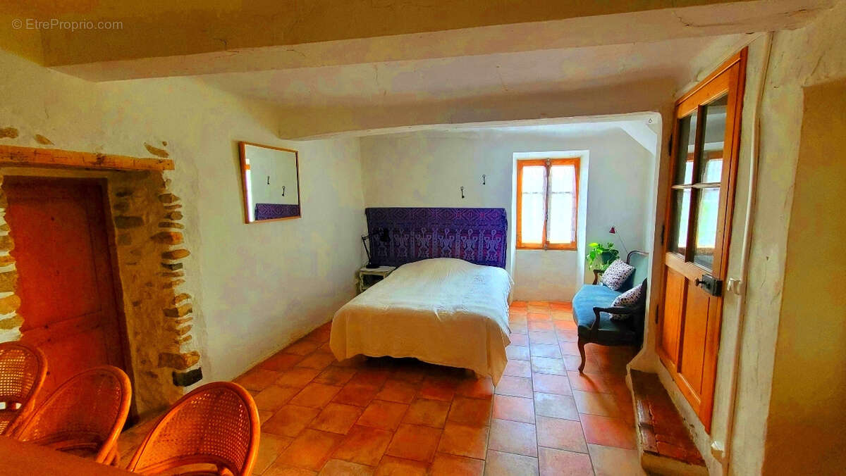 A VENDRE LURS Ancienne ferme en pierres de près de 200 m2  sur 1 ha 845 m2 - photo 13