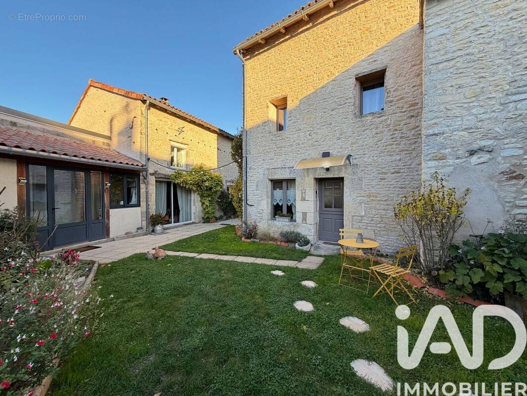 Photo 1 - Maison à NEUVILLE-DE-POITOU