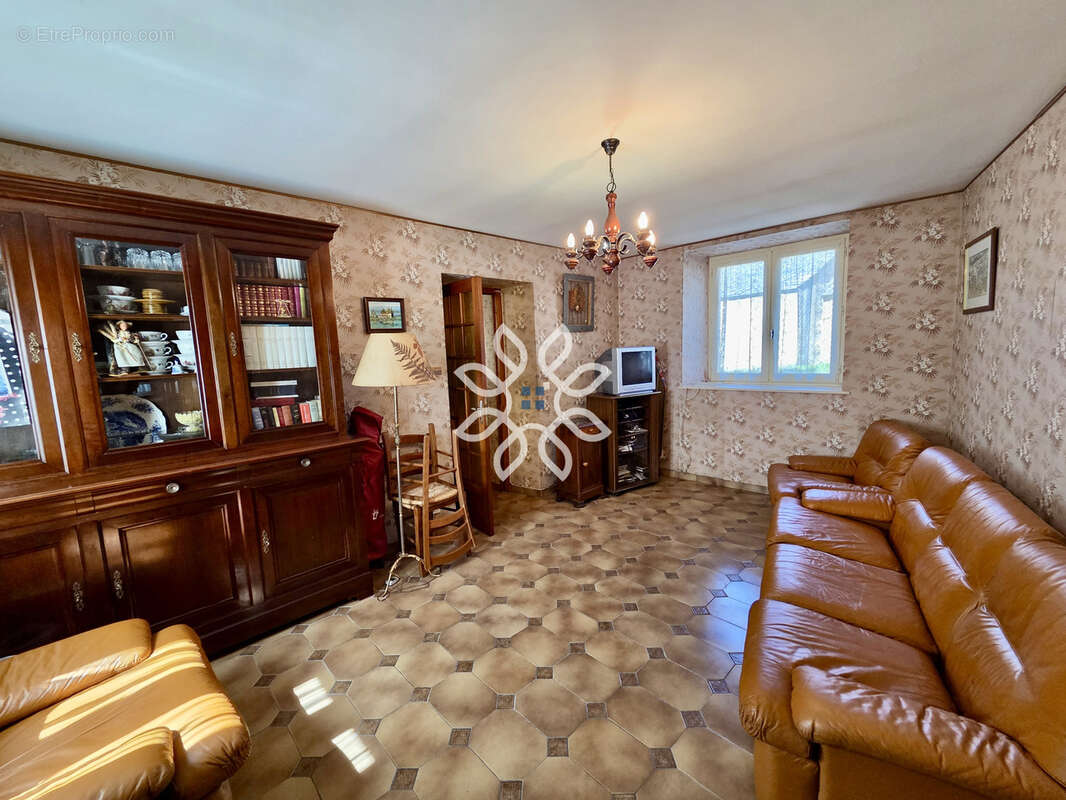 Maison de Village avec dépendances - photo 6