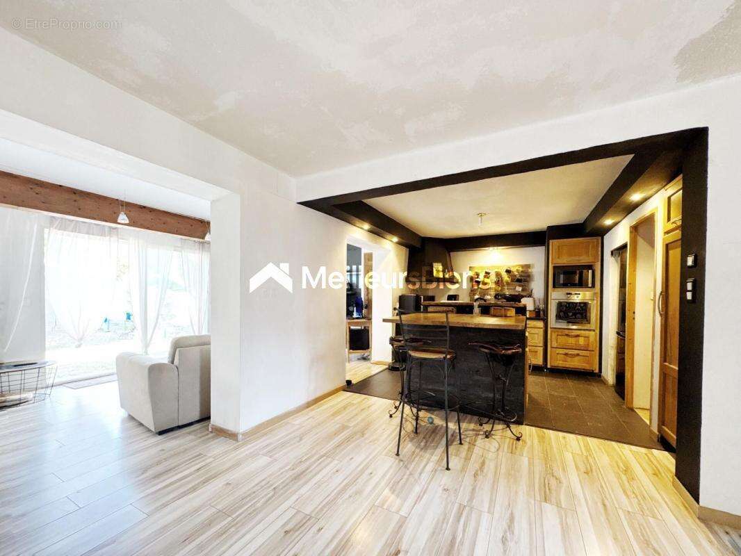 Maison à VIC-LA-GARDIOLE