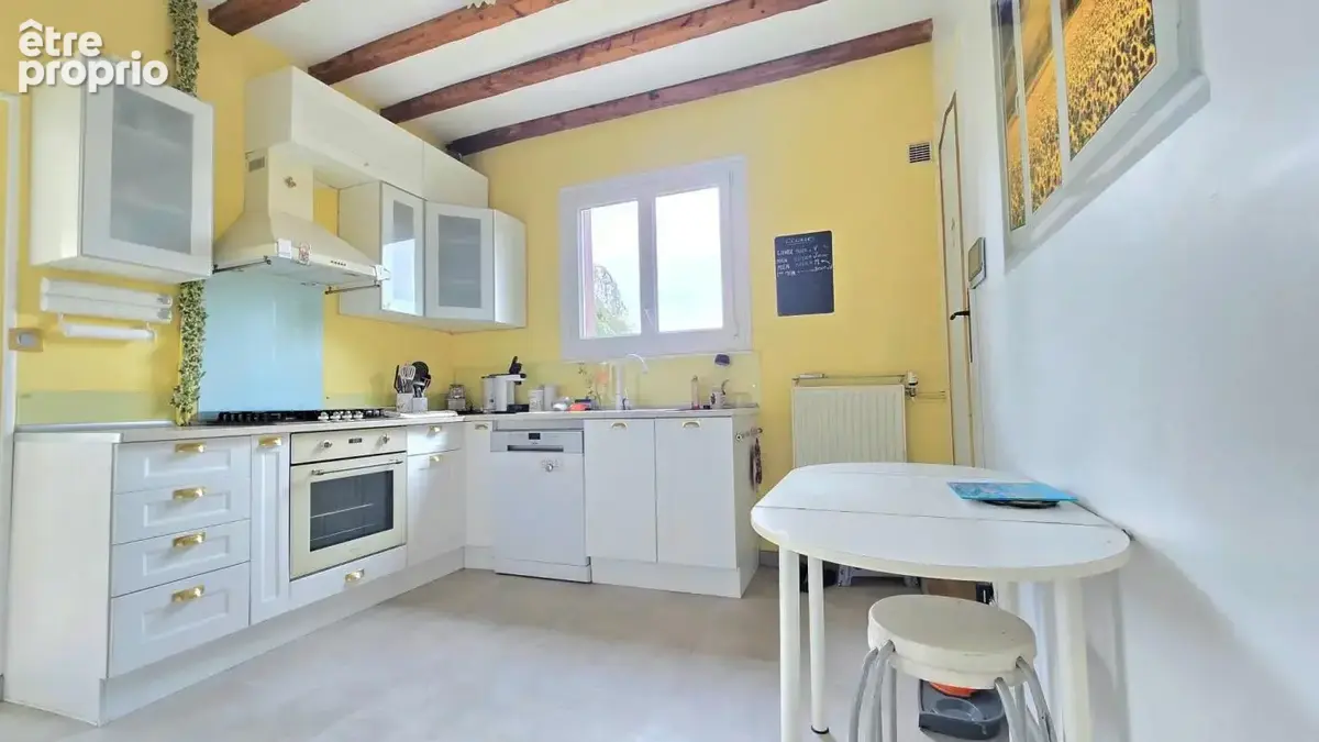 Ensemble Immobilier à Fort Potentiel – Dépendance, 3 Garages & Grand Parking - photo 5