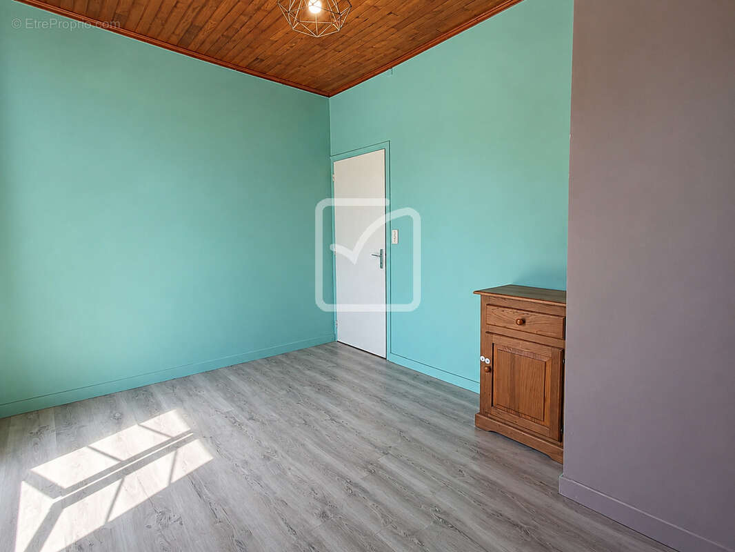 Rare   propriété équestre près de villeréal   20 ha   25 boxes   2 aires couvertes   2 habitations - photo 9