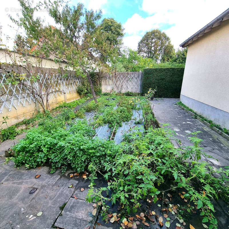 Maison à SAINT-DENIS-DE-JOUHET