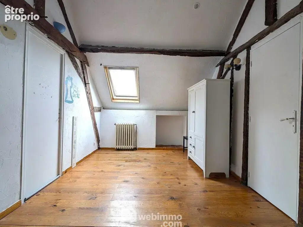 À l'étage, une première chambre...