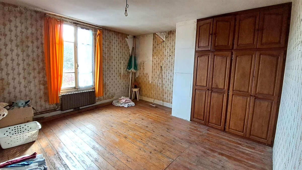 Maison de ville à rafraichir entièrement donnant vue sur le château comprenant : au rdch : coin cuisine, espac - photo 5