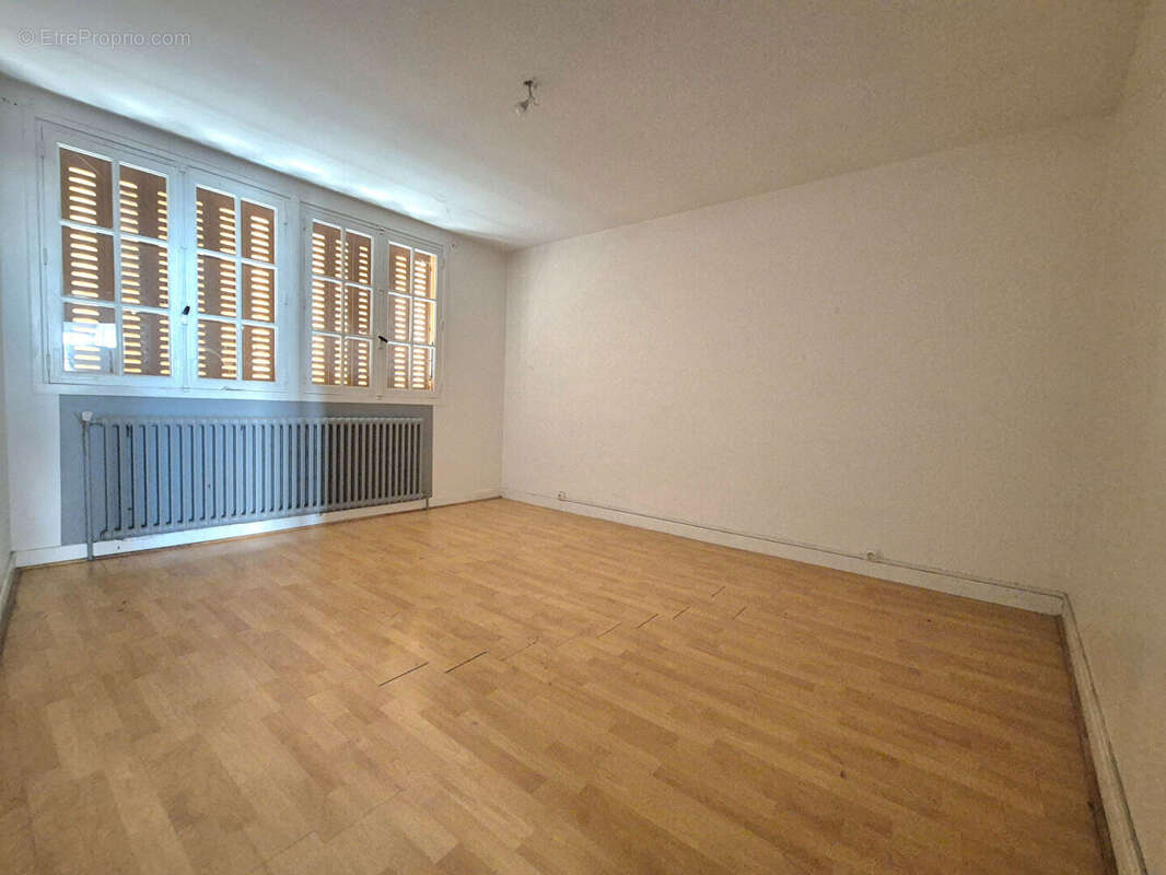 PONT-DU-CHÂTEAU / Centre bourg immeuble de rapport à vendre, belle opportunité ! - photo 7