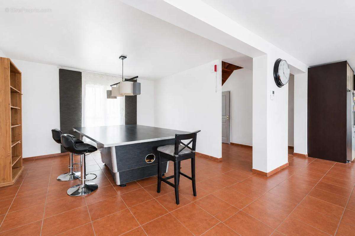 Maison familiale moderne de 200 m² avec jardin spacieux - photo 3