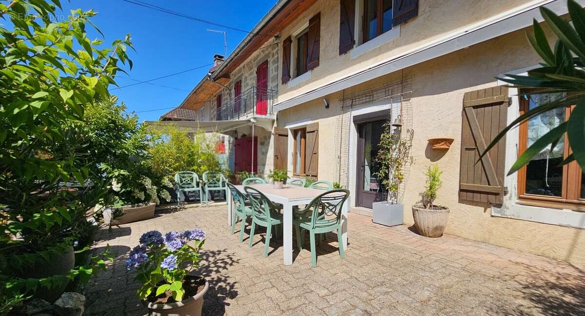 Authenticité et espace : grande maison mitoyenne en pierre avec 5 chambres à vendre à CHINDRIEUX avec garage et terrain proche d - photo 3
