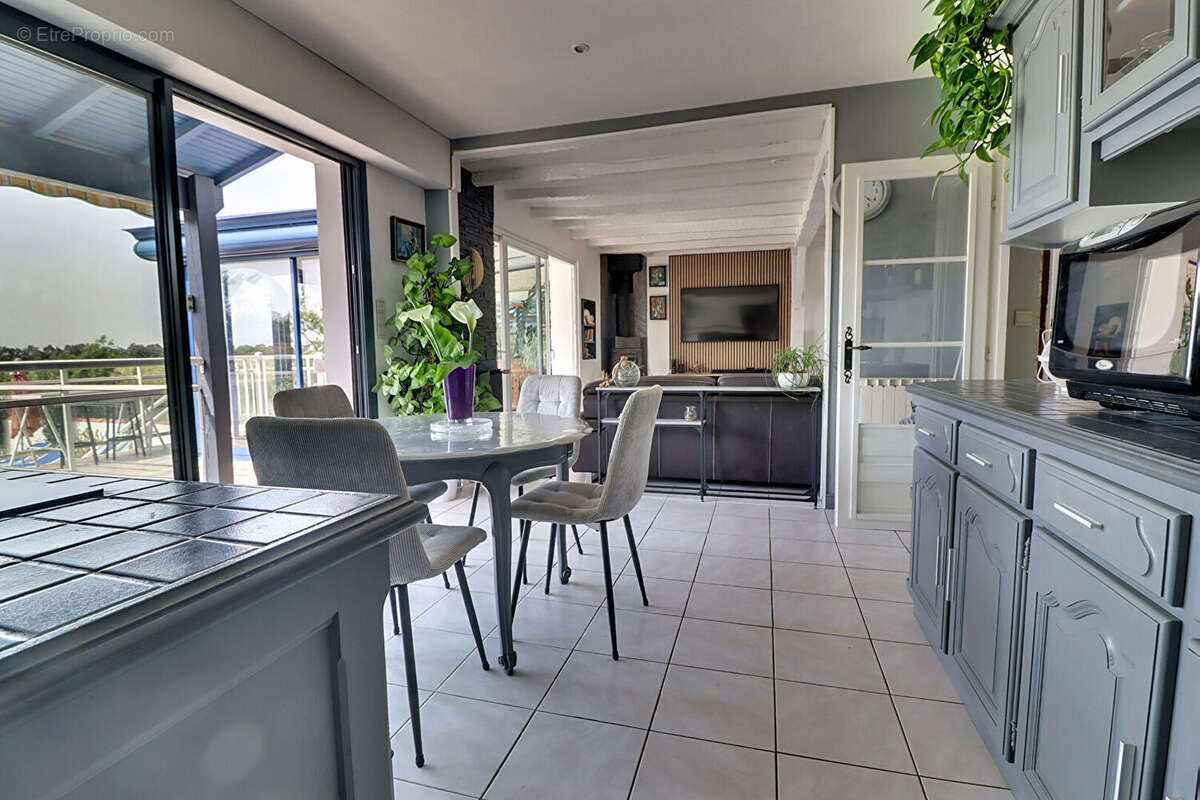 Maison avec piscine, sous-sol intégral et vue dégagée sur l'eau Esnandes 5 pièce(s) 115 m2 - photo 7