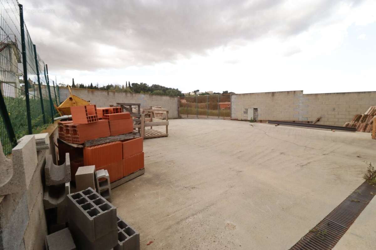 Commerce à QUARANTE