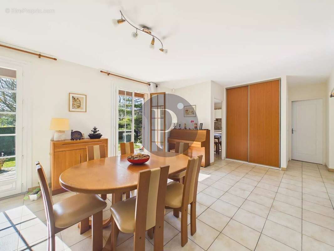Maison à VERRIERES-LE-BUISSON