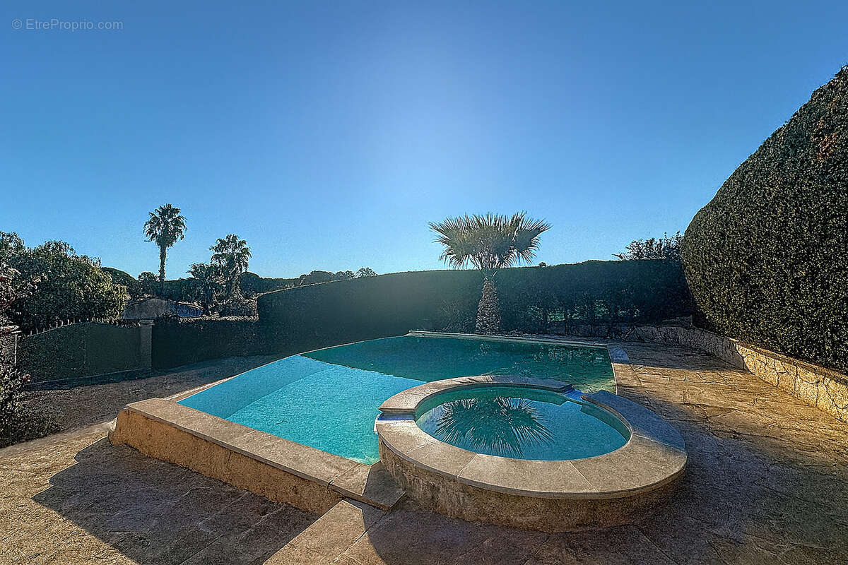 Maison à ROQUEBRUNE-SUR-ARGENS