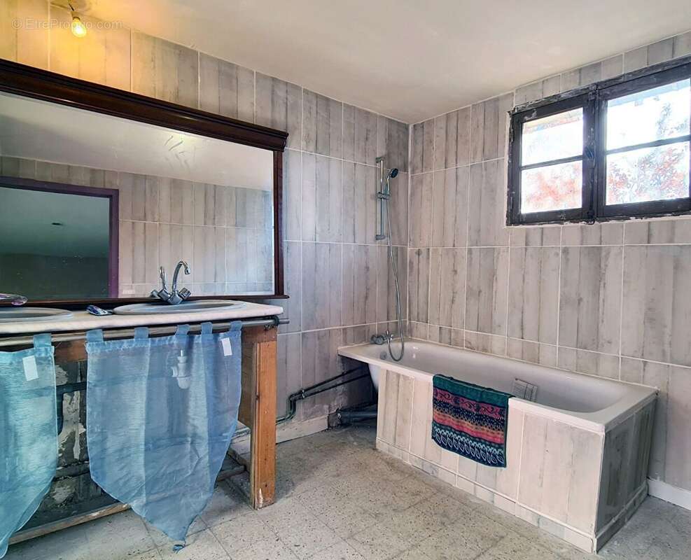 Salle de bains - Maison à CONTEVILLE