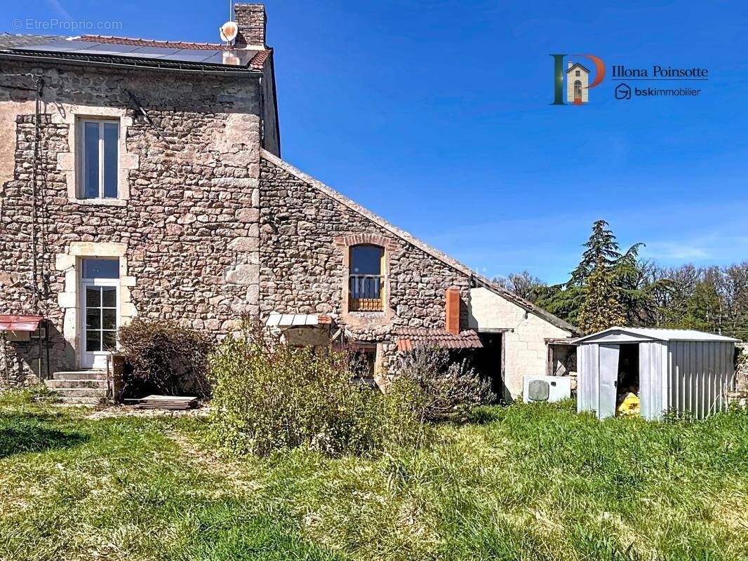 Maison à LA ROCHE-EN-BRENIL
