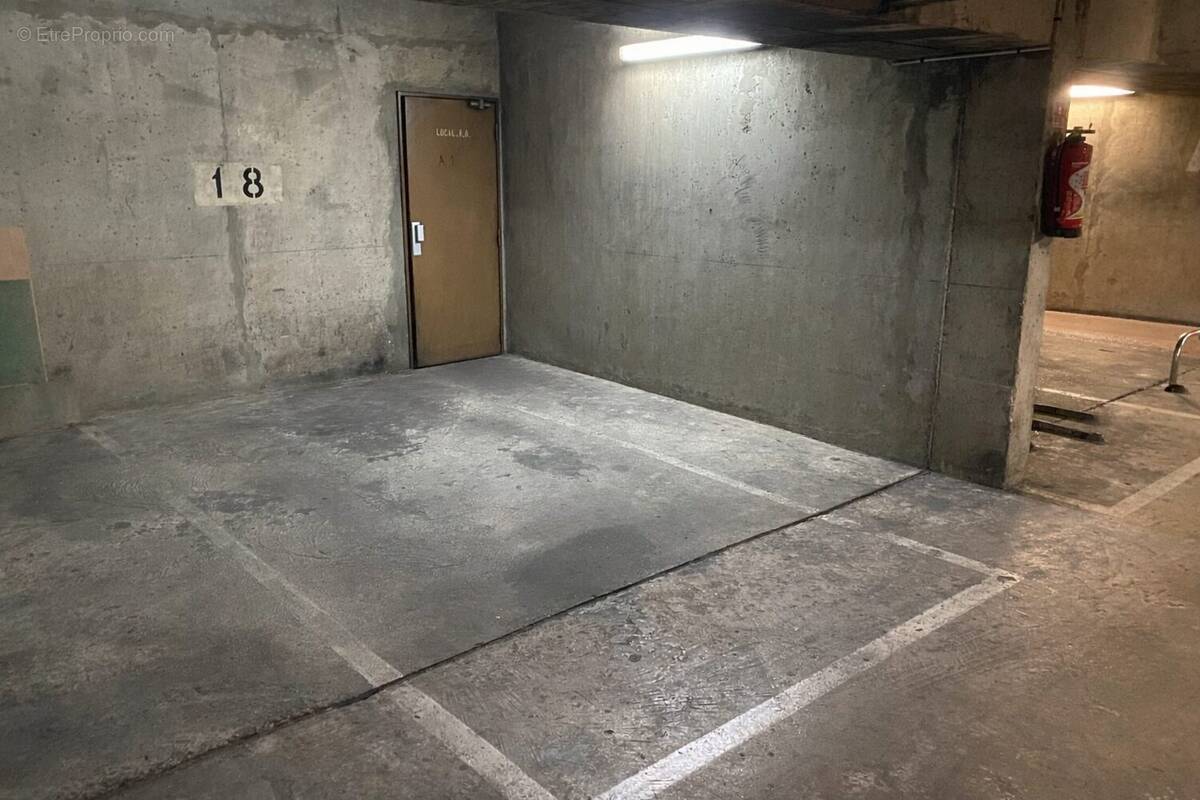 Parking à PARIS-11E