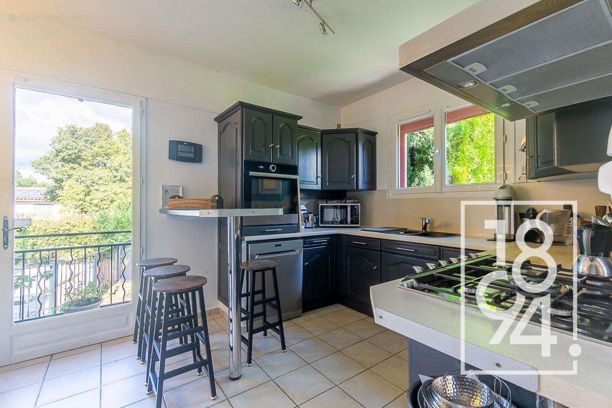 Maison à LE PUY-SAINTE-REPARADE