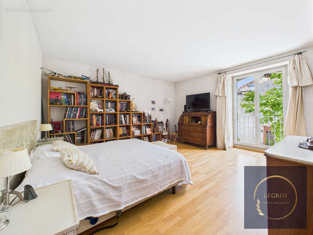 Mas 210m2 Centre ville de Noves - photo 18