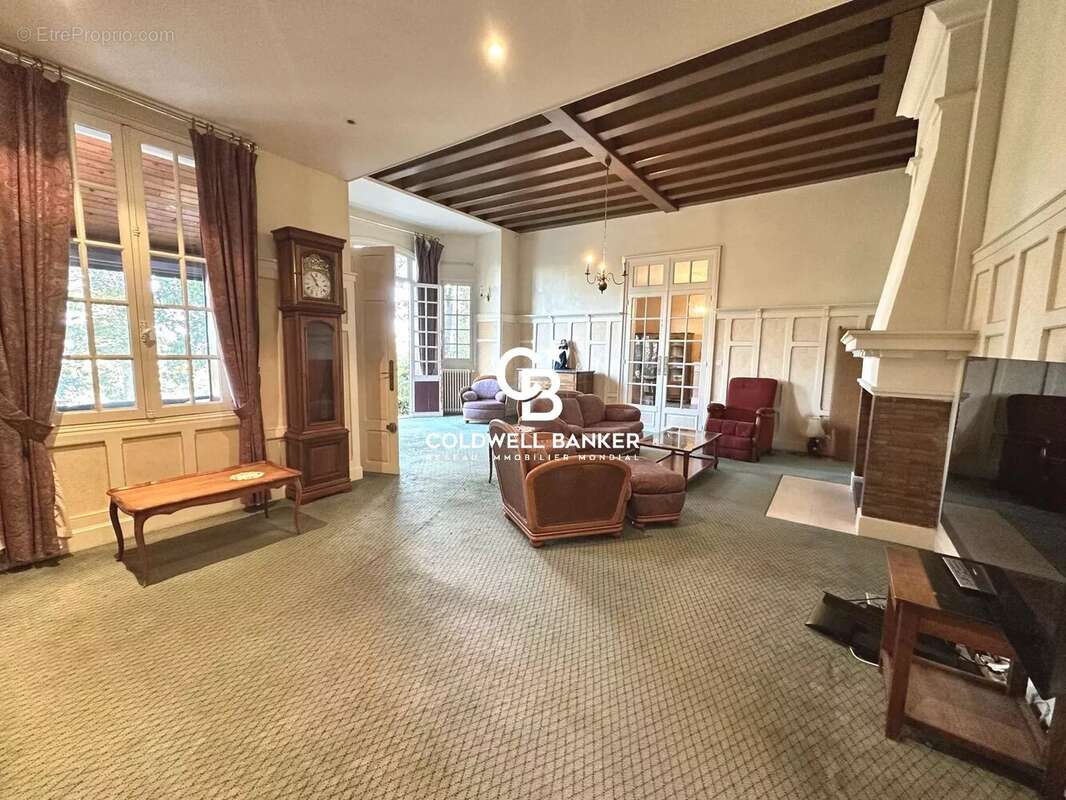 Maison de caractère de 210 m² avec dépendances et piscine, proche du Cher - photo 5