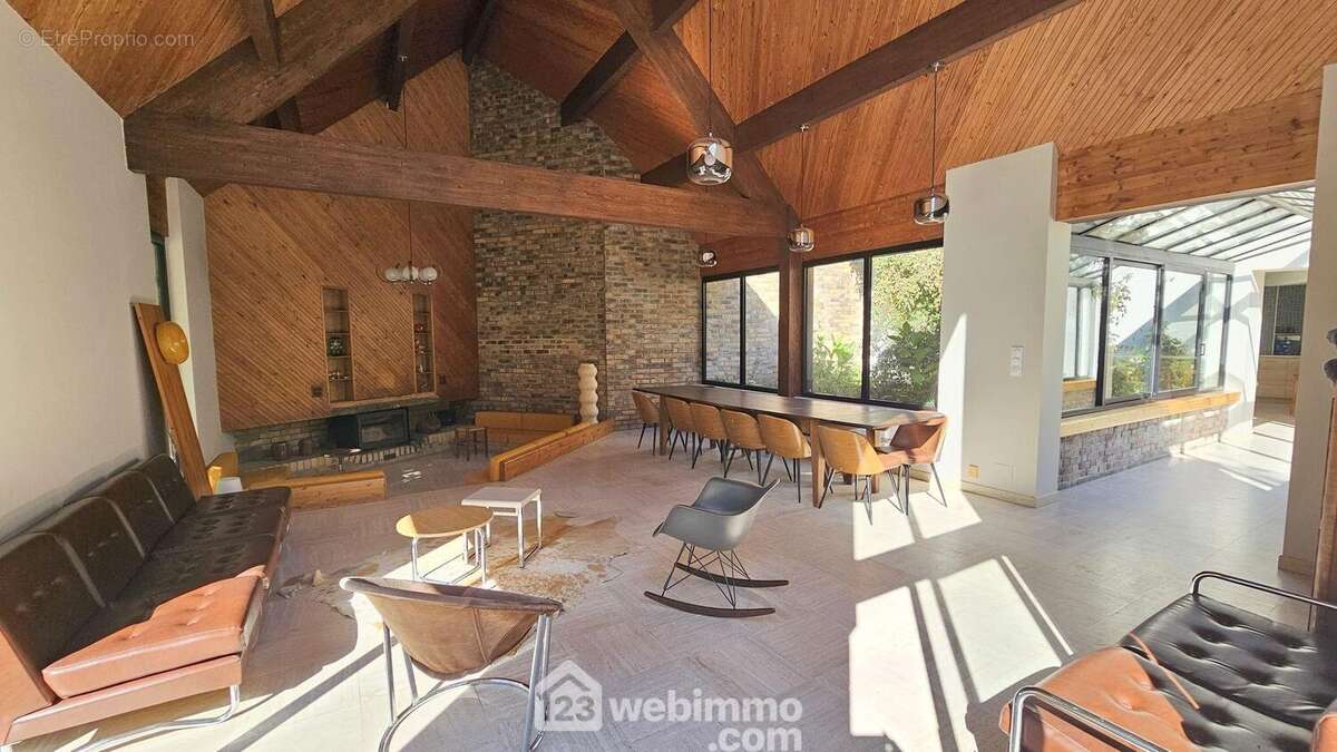 Un séjour traversant et très lumineux avec un espace salle à manger. - Maison à BOIGNEVILLE