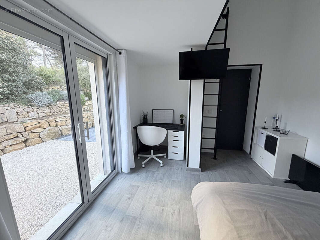 Maison à SAINT-MITRE-LES-REMPARTS