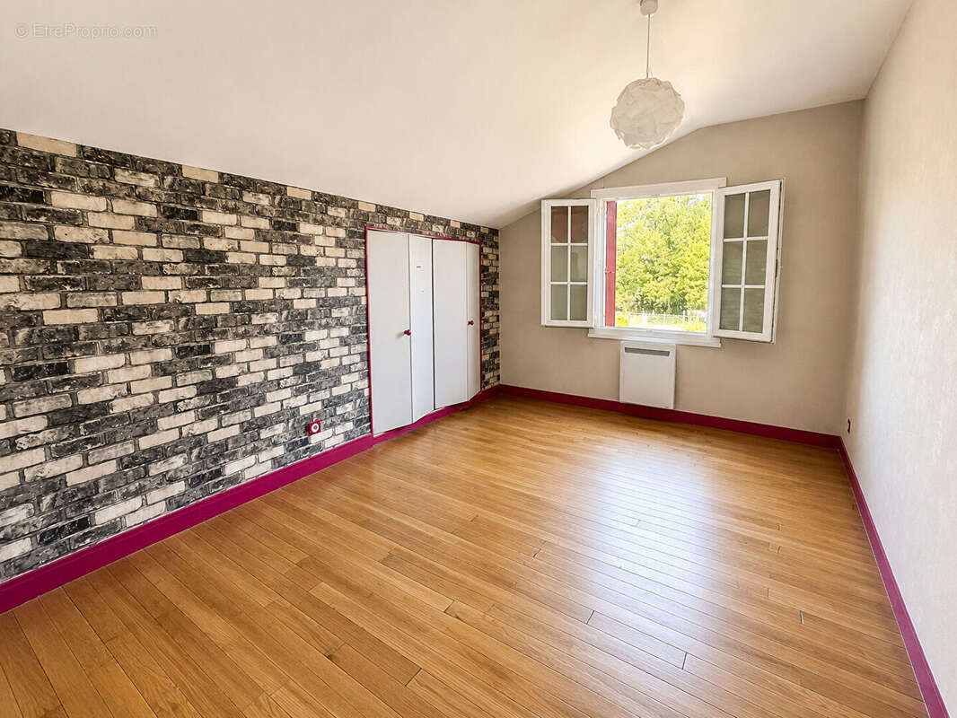 Maison 167 m² à Celle-Levescault  - photo 6