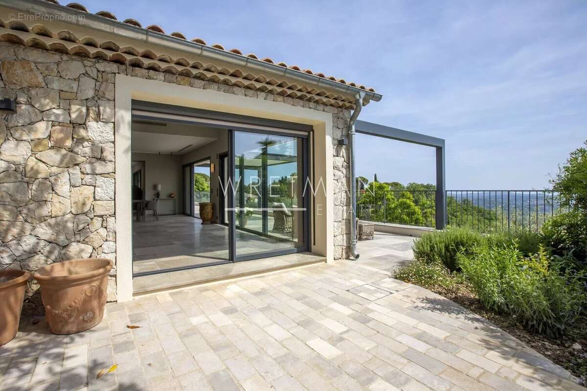 Maison à CHATEAUNEUF-GRASSE