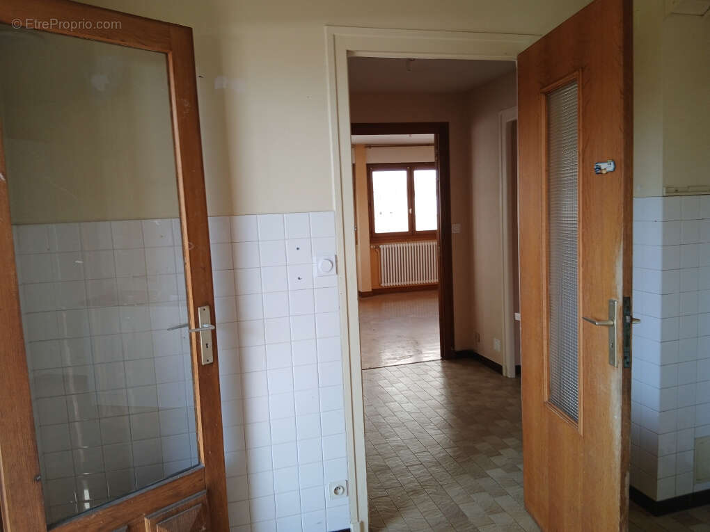 ST JEAN DE MAURIENNE Plein coeur de ville appartement T3 77 m2 à rénover - photo 3