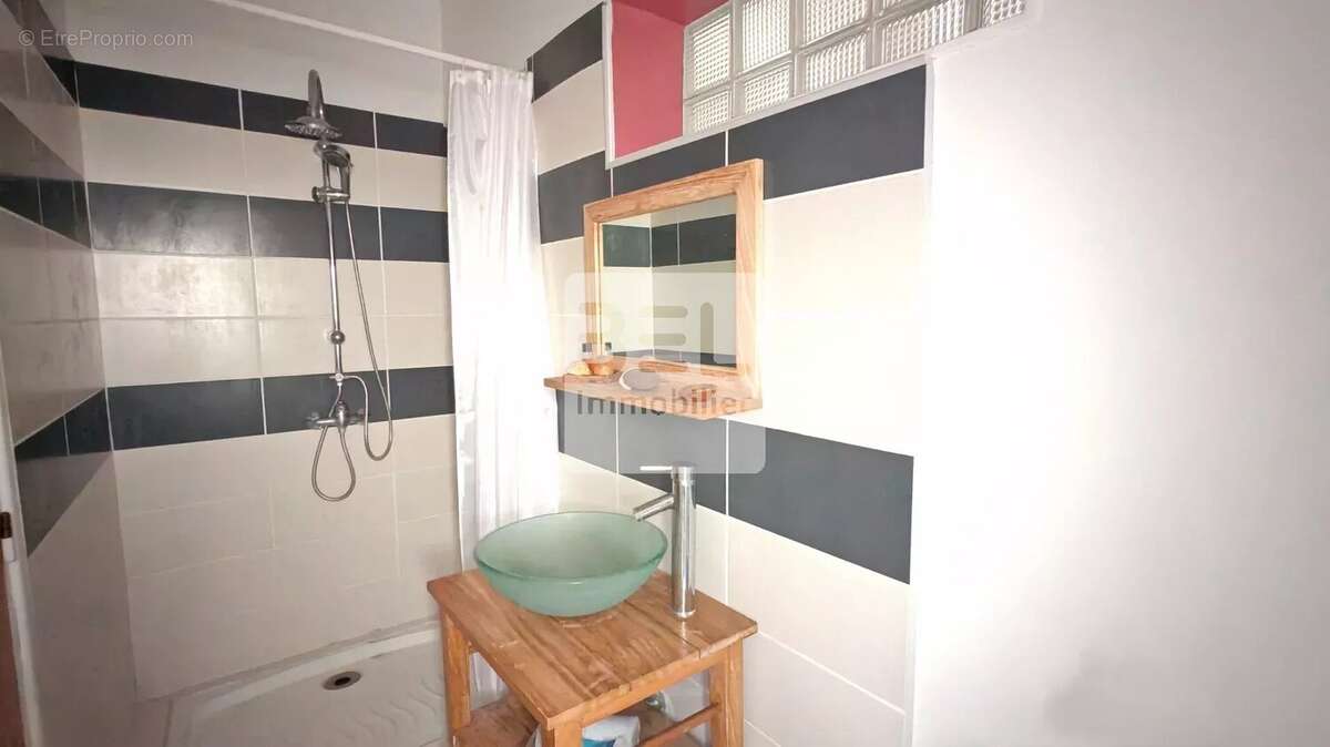 Appartement à BAGNOLS-SUR-CEZE