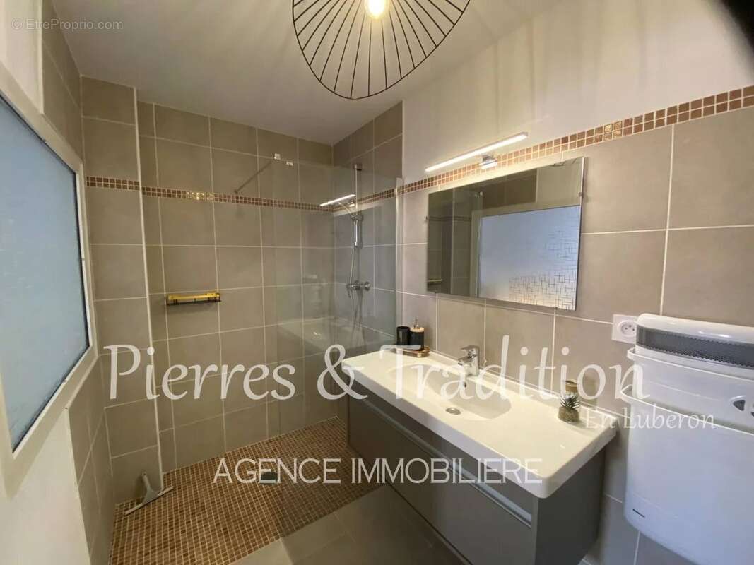 Roussillon, appartement T2 en rez de chaussée avec cour et parking - photo 6