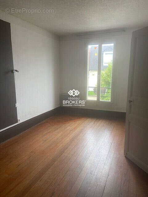 Chambre Maison - Commerce à LE PERREUX-SUR-MARNE