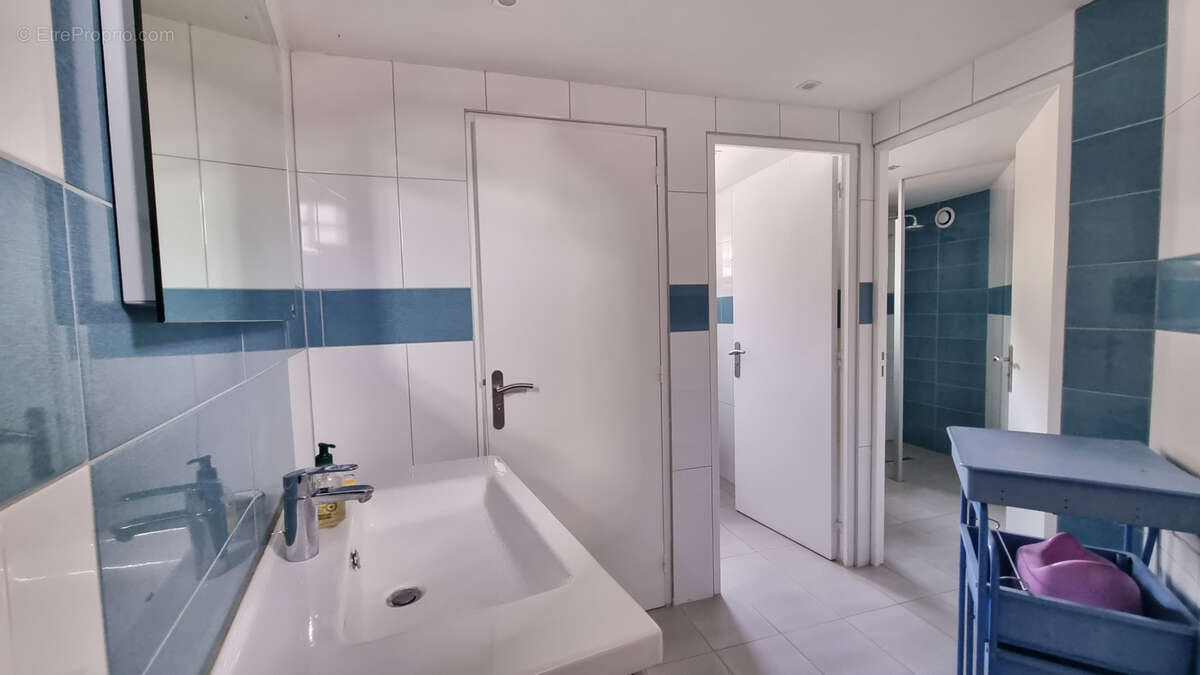 Ensemble immobilier de 281 m2 habitables et 740 m2 de bâtiments annexes - photo 7