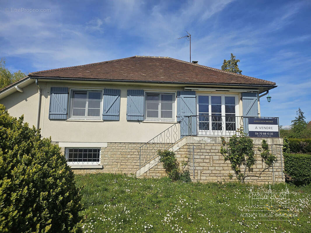 Maison à SAINT-PARIZE-LE-CHATEL