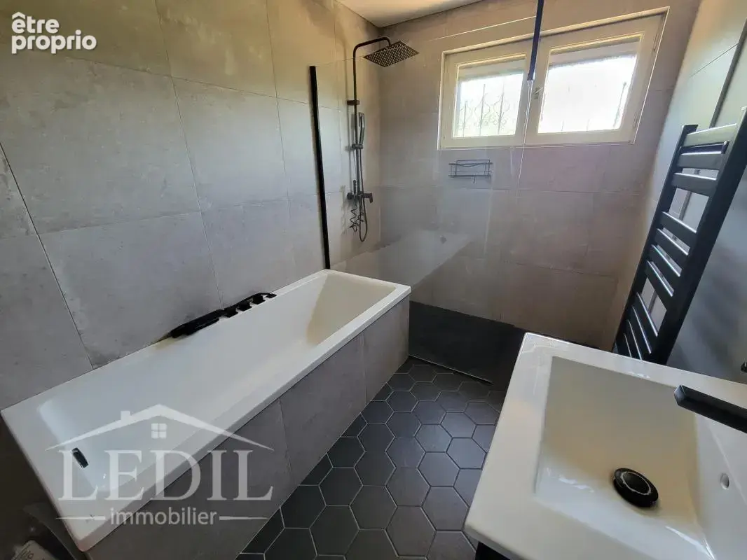 Maison lumineuse avec jardin arboré de 2 839 m² - photo 5