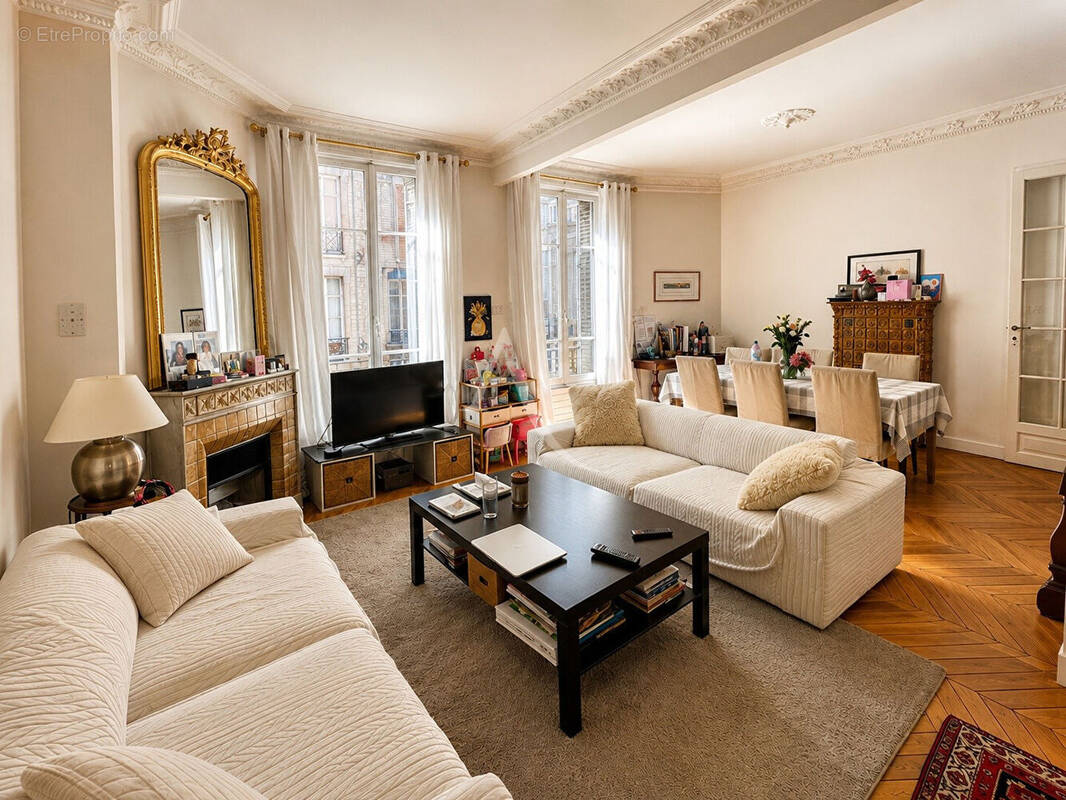 Appartement à PARIS-16E