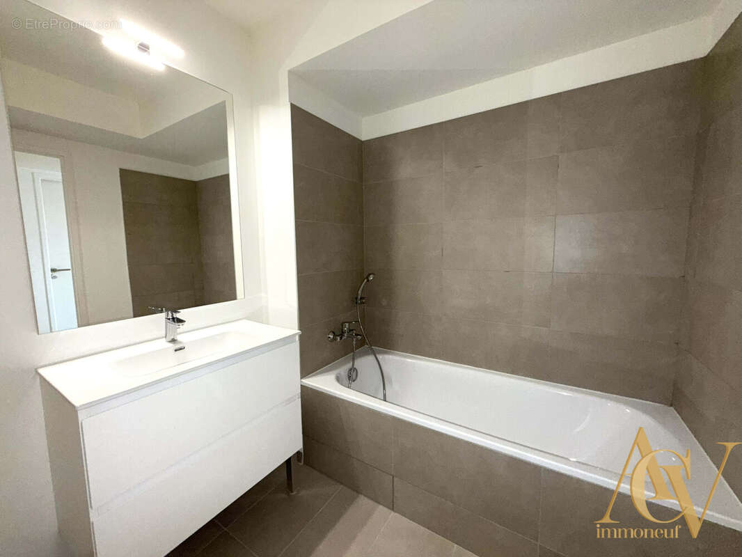 T3 haut de gamme terrasse 32 m² &amp;amp; vue imprenable ! 5 - Appartement à COGOLIN