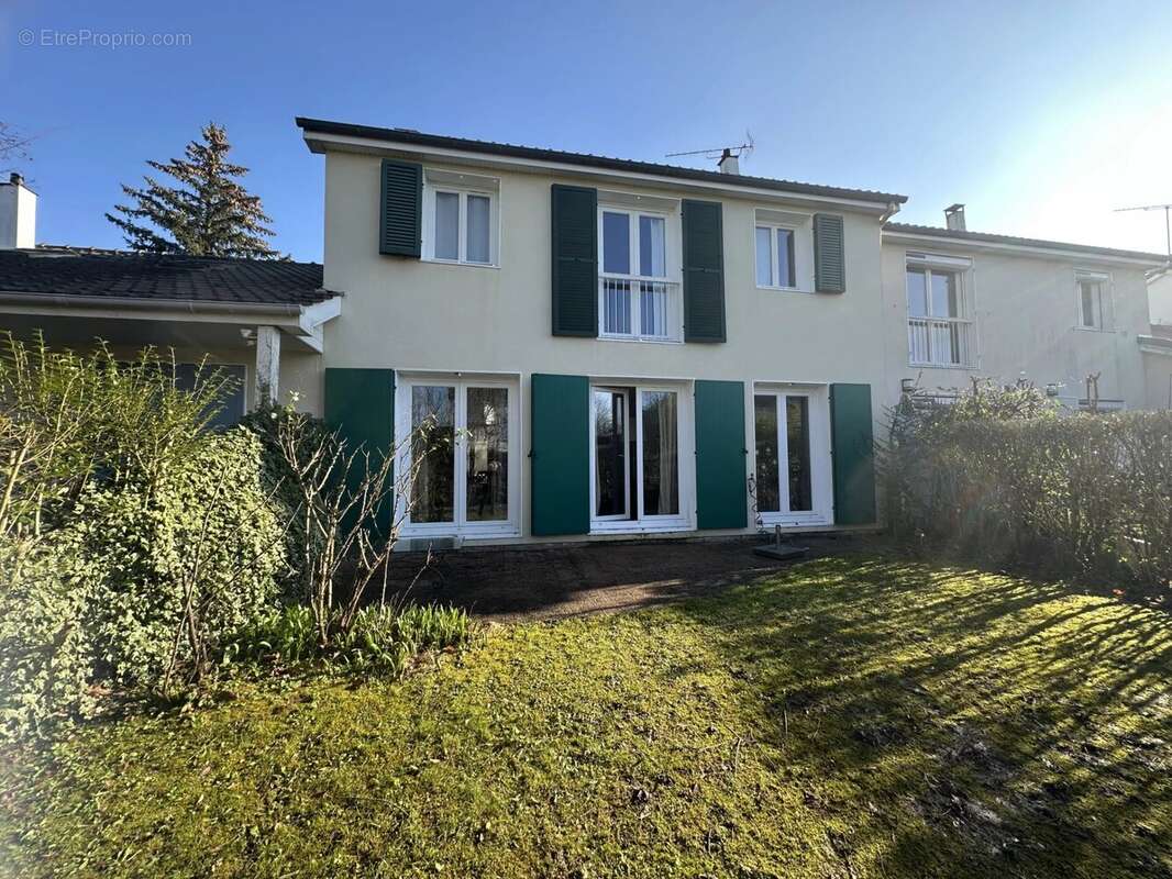 Maison à LE MESNIL-SAINT-DENIS