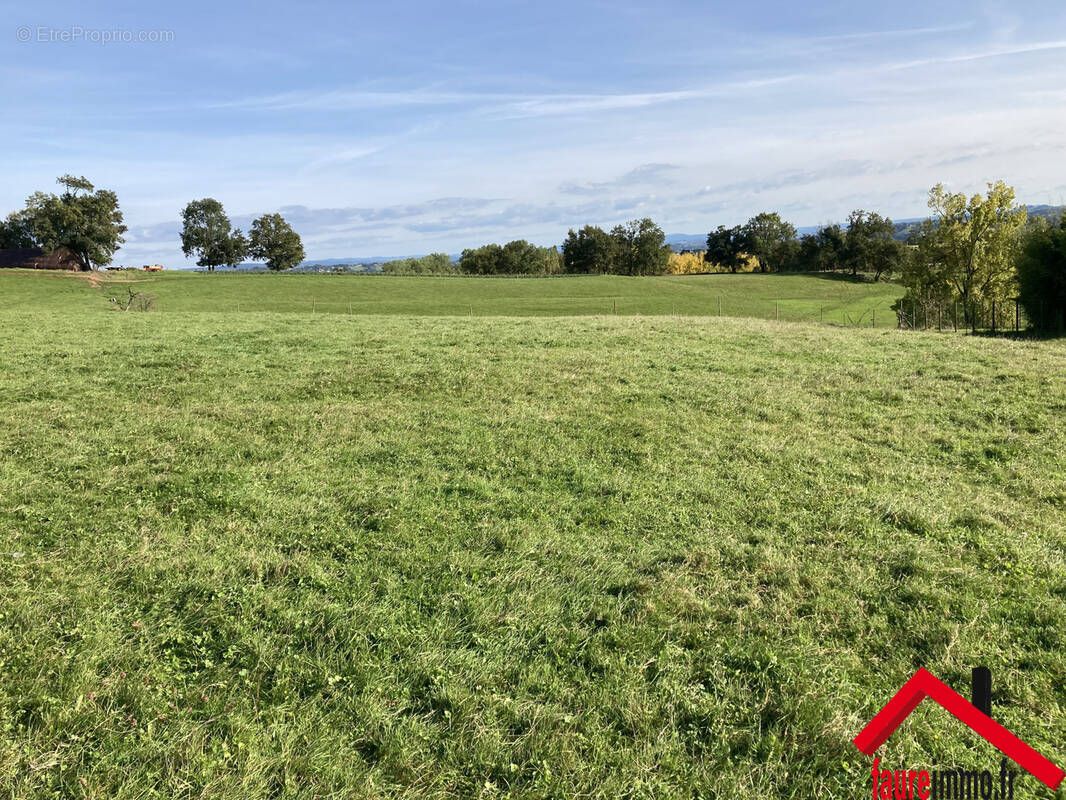 Terrain à SAINT-BONNET-LA-RIVIERE