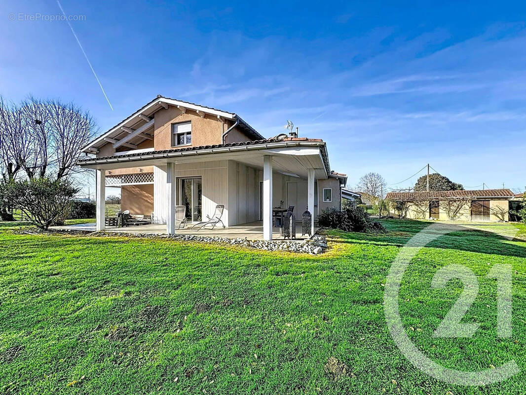 Maison à SAINT-ETIENNE-DE-TULMONT