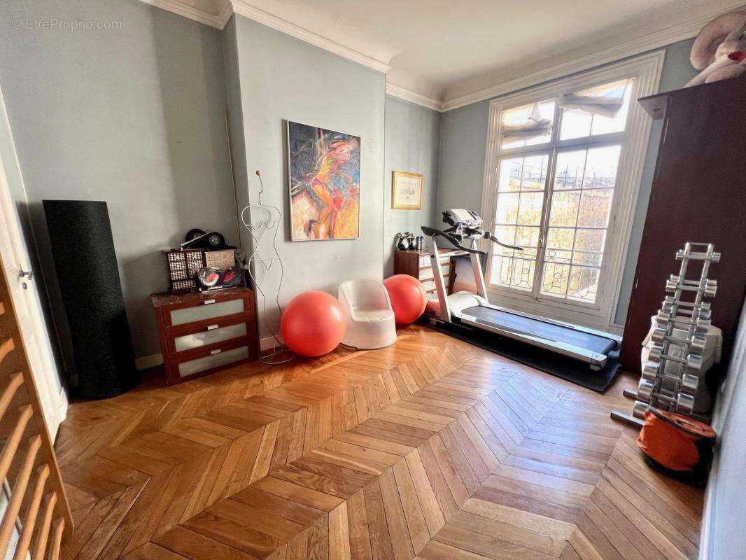Appartement à PARIS-16E