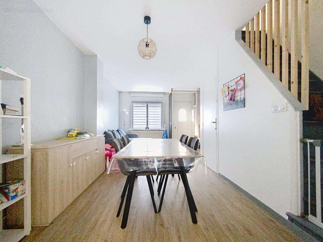 Maison 3 chambres et cour - photo 2