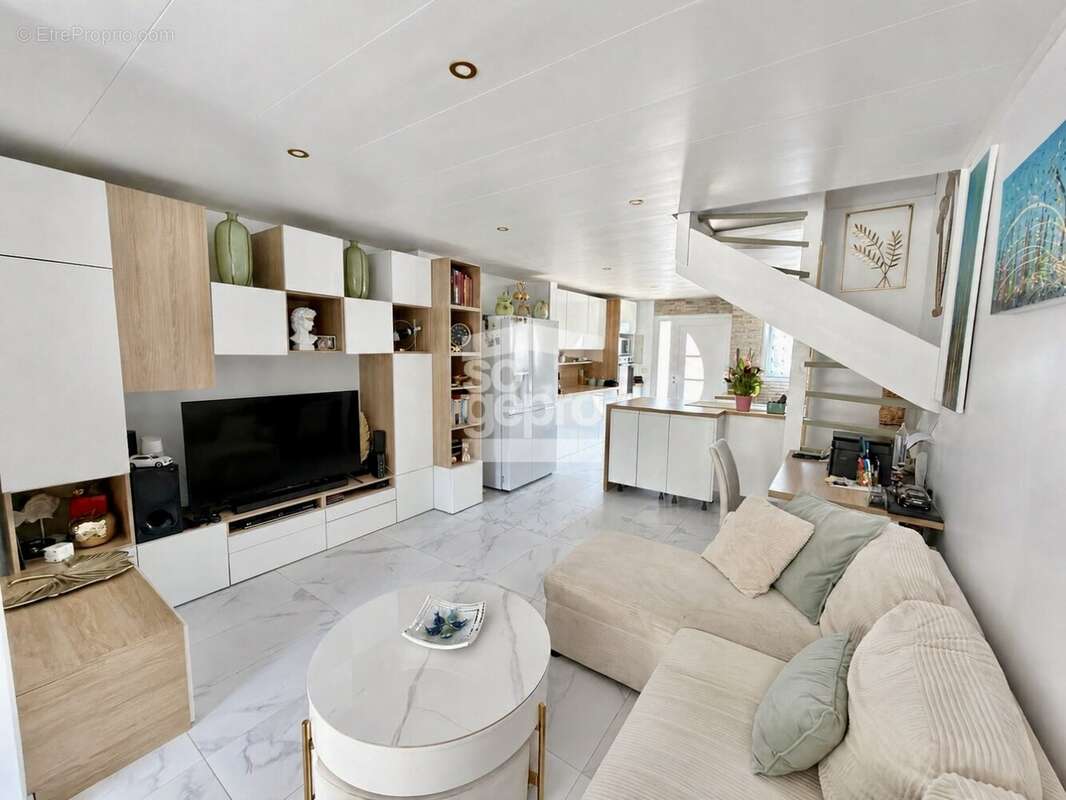 Réf : 2296 - Vente Jolie Marina 3 Pièces rénovée avec parking et son ponton ! - photo 5